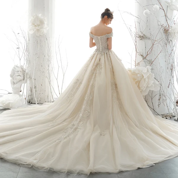 Luxe Champagne Robe De Mariée 2020 Princesse De l'épaule Paillettes Perlage Perle En Dentelle Fleur Appliques Sans Manches Dos Nu Royal Train