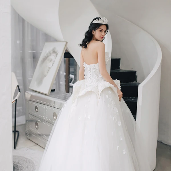 Fantastiske / Unike Elfenben Brudekjoler 2018 Ballkjole Blonder Blomst Appliques Rhinestone Kjæreste Ryggløse Uten Ermer Lange Bryllup