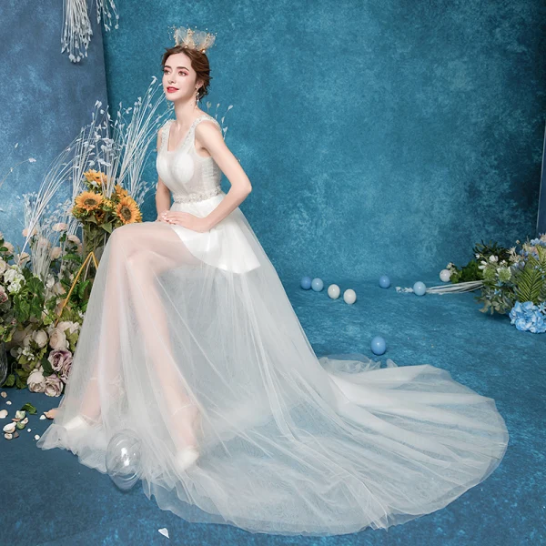 Abordable Ivoire Plage Robe De Mariée 2020 Princesse V-Cou Perlage Perle Faux Diamant Sans Manches Dos Nu Train De Balayage Mariage