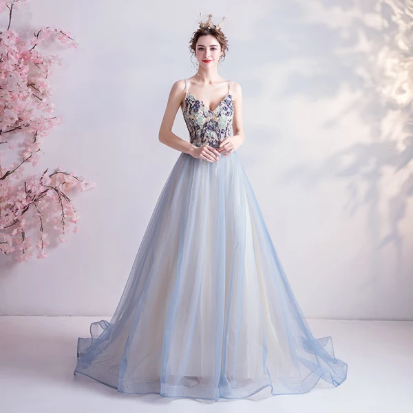 Charmant Bleu Ciel Robe De Bal 2020 Princesse Bretelles Spaghetti Perlage Perle Faux Diamant En Dentelle Fleur Sans Manches Dos Nu Train De Balayage Robe De Ceremonie