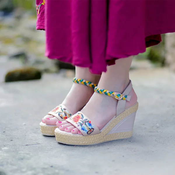 Etnisk Svarta Casual Broderade Fläta Sandaler Dam 2020 Läder 10 cm Kilklackar Peep Toe Sandaler