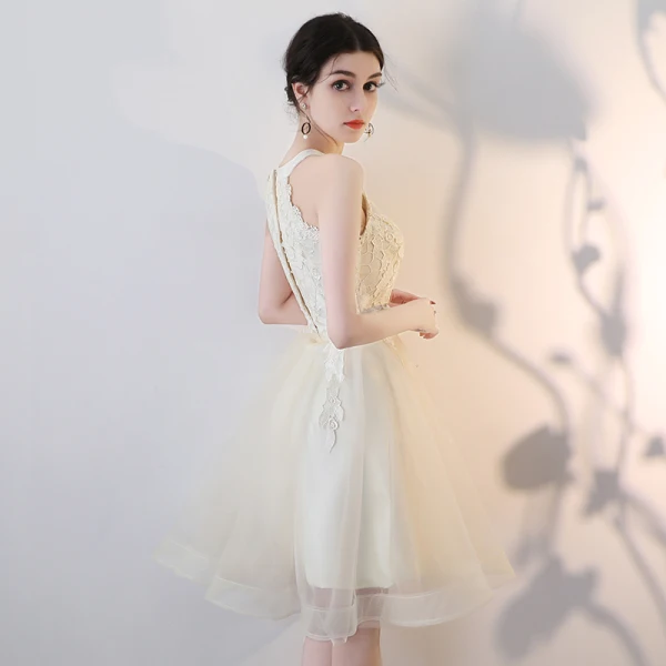 Chic / Beautiful Champagne Homecoming Graduation Dresses 2018 Ball Gown Appliques Lace Scoop Neck Strapless Sleeveless Short Formal Dresses