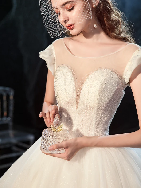 Charmant Champagne Robe De Mariée 2020 Robe Boule Encolure Dégagée Perlage Paillettes Sans Manches Dos Nu Royal Train