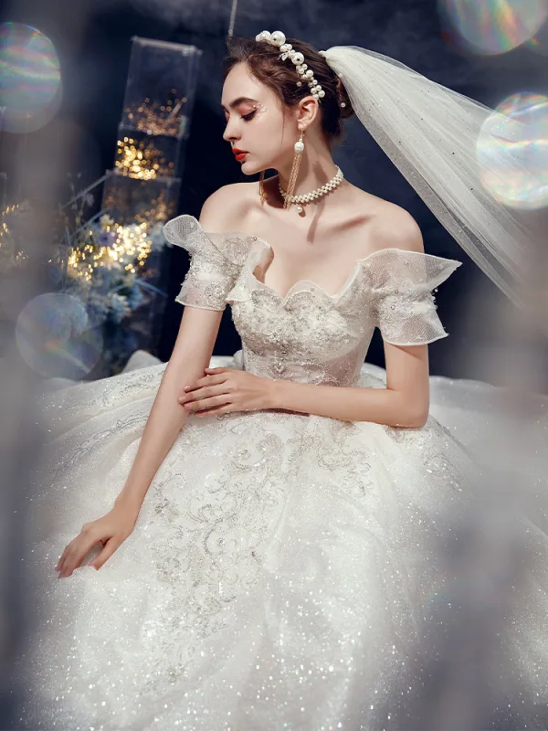 Charmant Champagne En Dentelle Robe De Mariée 2020 Princesse De l'épaule Perlage Paillettes Faux Diamant Manches Courtes Dos Nu Royal Train