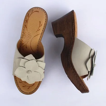 Enkla Svarta Casual Sandaler Dam 2020 Läder Blomma 7 cm Tjocka Klackar Peep Toe Sandaler