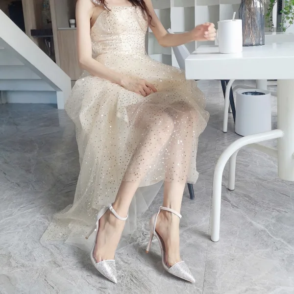 Charmant Beige Abend Sandalen Damen 2020 Leder Strass Knöchelriemen 9 cm Stilettos Spitzschuh Sandaletten