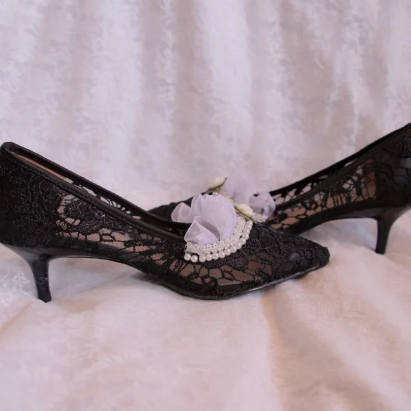 Charming Black Honeymoon Pumps 2020 Pearl Lace Flower 4 cm Stiletto Heels Pointed Toe Low Heel Pumps