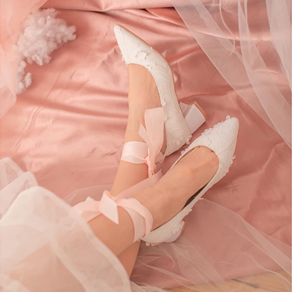 Elegante Ivory / Creme Brautschuhe 2020 Leder Knöchelriemen Spitze Applikationen 5 cm Thick Heels Spitzschuh Hochzeit Pumps
