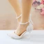 Mode Weiß Brautschuhe 2018 Perle Strass Perlenstickerei Quaste Knöchelriemen 9 cm Stilettos Spitzschuh Hochzeit Pumps