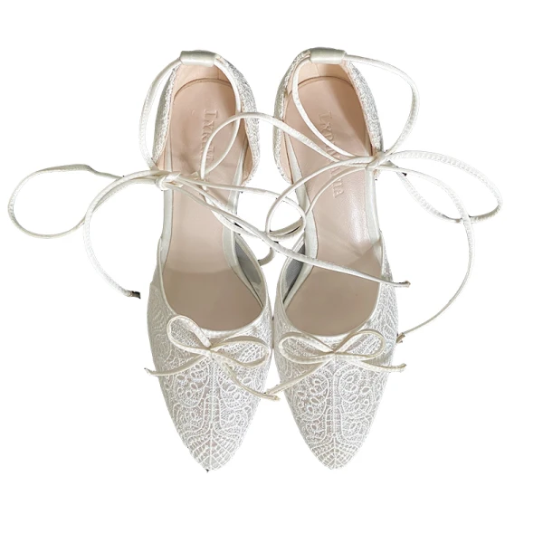 Charmant Blanche En Dentelle Fleur Chaussure De Mariée 2020 Noeud Bride Cheville 7 cm Talons Aiguilles À Bout Pointu Mariage Talons