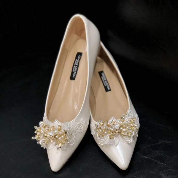 Elegant Ivory Lace Flower Rhinestone Flat Wedding Shoes 2020 Leather Pearl Pointed Toe Wedding Heels