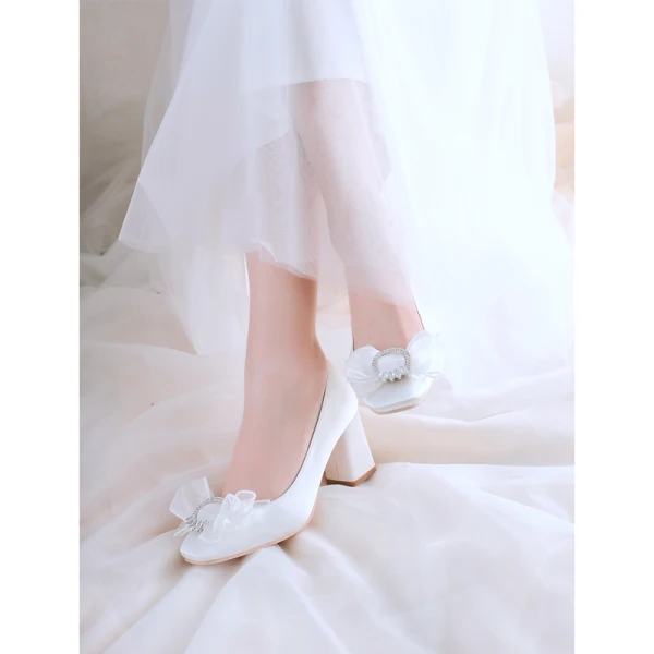 Élégant Ivoire Faux Diamant Noeud Chaussure De Mariée 2021 Satin 7 cm Talons Épais Pied Carré Mariage Escarpins