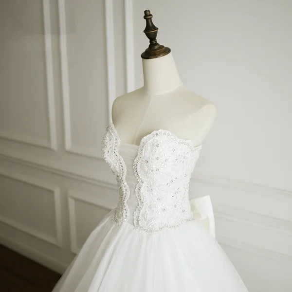 Moderne / Mode Blanche Robe De Mariée 2018 Robe Boule Perlage Cristal Faux Diamant Paillettes Noeud Bustier Dos Nu Sans Manches Tribunal Train Mariage