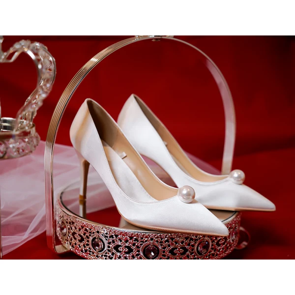 Elegant Ivory Satin Pearl Wedding Shoes 2021 Ankle Strap High Heels 7 cm Stiletto Heels Pointed Toe Wedding Pumps