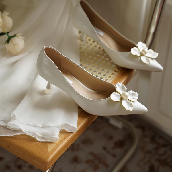 Elegant Ivory Pearl Wedding Shoes 2021 Leather Metal Flower 6 cm Stiletto Heels High Heels Pointed Toe Wedding Pumps
