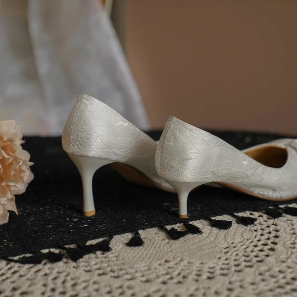 Enkla Vita Spets Rosett Brudskor 2021 Läder 7 cm Stilettklackar Högklackade Spetsiga Bröllop Pumps