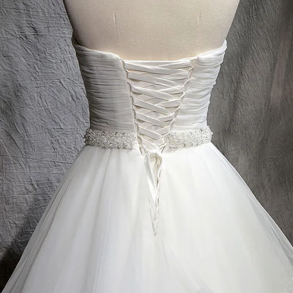 Fine Hvit Brudekjoler 2018 Prinsesse Rhinestone Paljetter Kjæreste Ryggløse Uten Ermer Domstol Tog Bryllup