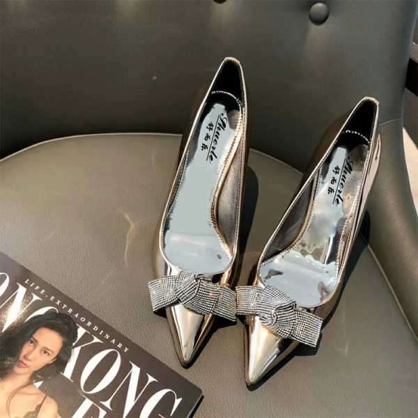 Charmant Doré Soirée Faux Diamant Noeud Escarpins 2021 Cuir Verni Talons Hauts 8 cm Talons Aiguilles À Bout Pointu Escarpins