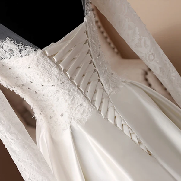 Elegante Ivory / Creme Durchsichtige Brautkleider 2018 A Linie Rundhalsausschnitt Lange Ärmel Rückenfreies Applikationen Mit Spitze Strass Rüschen Lange