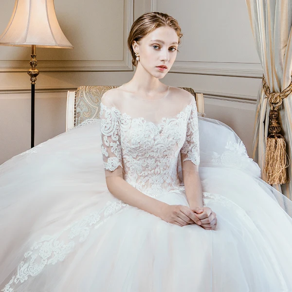 Élégant Champagne Robe De Mariée 2018 Robe Boule En Dentelle Fleur Encolure Dégagée Manches Courtes Cathedral Train Mariage