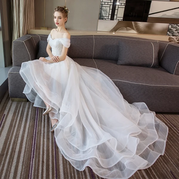 Moderne / Mode Haute Basse Blanche Robe De Mariée 2018 Princesse Appliques En Dentelle De l'épaule Dos Nu Sans Manches Tribunal Train Mariage