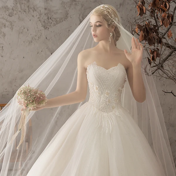Elegant Hvit Brudekjoler 2018 Ballkjole Beading Blonder Blomst Perle Paljetter Kjæreste Ryggløse Uten Ermer Lange Bryllup