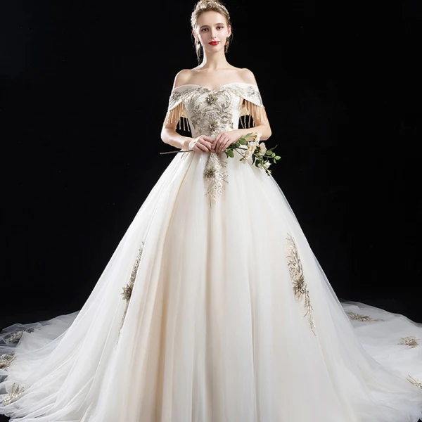 Élégant Champagne Robe De Mariée 2018 Princesse En Dentelle Fleur Perlage Gland Faux Diamant De l'épaule Dos Nu Manches Courtes Cathedral Train Mariage
