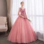 Abordable Rose Bonbon Robe De Bal 2018 Robe Boule En Dentelle Fleur Appliques Perle Faux Diamant V-Cou Dos Nu 3/4 Manches Longue Robe De Ceremonie