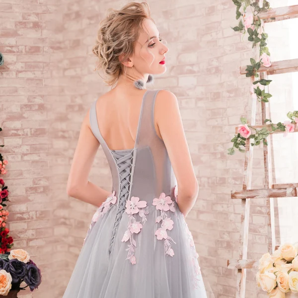 Elegant Grey Prom Dresses 2018 A-Line / Princess Appliques V-Neck Backless Sleeveless Sweep Train Formal Dresses