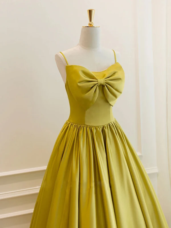 Modest / Simple Yellow Satin Homecoming Graduation Dresses 2024 A-Line / Princess Spaghetti Straps Bow Sleeveless Backless Tea-length