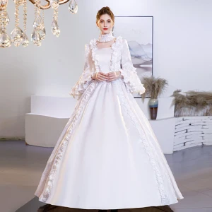 Vintage Originale Médiévale Élégant Blanche Robe Boule Robe De Bal 2021 Manches Longues Encolure Carrée Bretelles Croisées Longue Dentelle Satin Impression Cosplay Promo Robe De Ceremonie