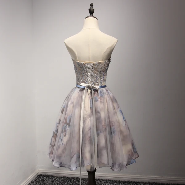 Mote Champagne Homecoming Graduation Kjoler 2017 Ballkjole Kjæreste Uten Ermer Appliques Beading Blonder Sash Printing Korte Buste Ryggløse Formelle Kjoler