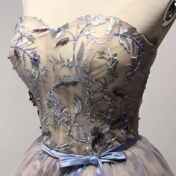 Mote Champagne Homecoming Graduation Kjoler 2017 Ballkjole Kjæreste Uten Ermer Appliques Beading Blonder Sash Printing Korte Buste Ryggløse Formelle Kjoler