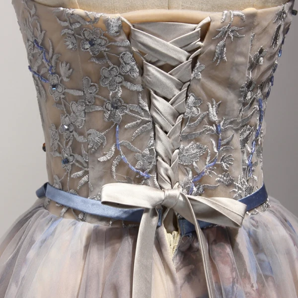 Mote Champagne Homecoming Graduation Kjoler 2017 Ballkjole Kjæreste Uten Ermer Appliques Beading Blonder Sash Printing Korte Buste Ryggløse Formelle Kjoler