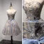 Mote Champagne Homecoming Graduation Kjoler 2017 Ballkjole Kjæreste Uten Ermer Appliques Beading Blonder Sash Printing Korte Buste Ryggløse Formelle Kjoler