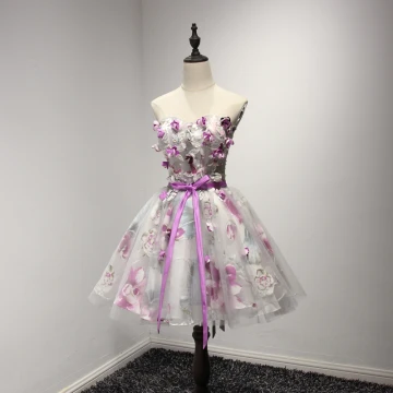 Chic Belle Gris De Retour Robe De Graduation 2017 Princesse Amoureux Sans Manches Lilas Appliques Fleur Perlage Paillettes Perle Impression Ceinture Courte Volants Dos Nu Robe De Ceremonie