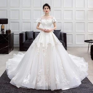 Moderne Mode Champagne Robe De Mariée 2018 Princesse Encolure Dégagée Manches Courtes Dos Nu Appliques En Dentelle Perlage Volants Cathedral Train