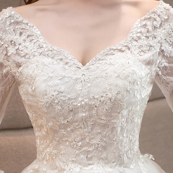 Snygga / Fina Vita Bröllopsklänningar 2018 Prinsessa V-Hals Pierced Långärmad Halterneck Appliqués Spets Beading Ruffle Cathedral Train