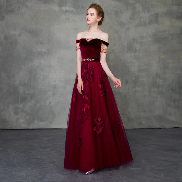 Vintage / Originale Bordeaux Robe De Bal 2018 Princesse De l'épaule Manches Courtes Appliques En Dentelle Perlage Ceinture Longue Volants Dos Nu Robe De Ceremonie