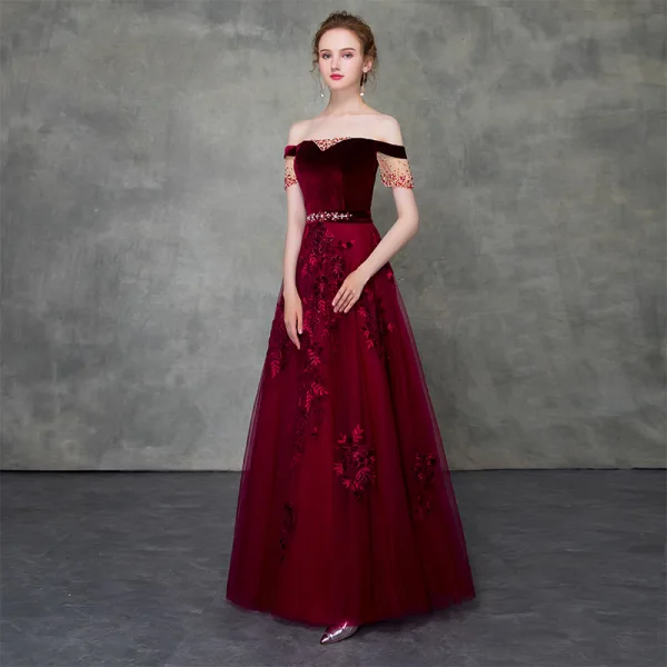 Vintage / Originale Bordeaux Robe De Bal 2018 Princesse De l'épaule Manches Courtes Appliques En Dentelle Perlage Ceinture Longue Volants Dos Nu Robe De Ceremonie