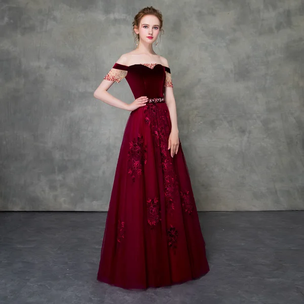 Vintage / Originale Bordeaux Robe De Bal 2018 Princesse De l'épaule Manches Courtes Appliques En Dentelle Perlage Ceinture Longue Volants Dos Nu Robe De Ceremonie