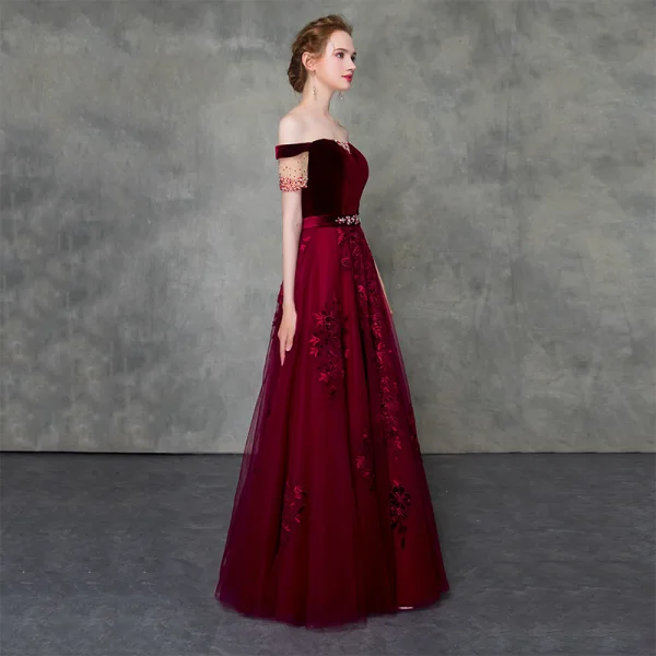 Vintage / Originale Bordeaux Robe De Bal 2018 Princesse De l'épaule Manches Courtes Appliques En Dentelle Perlage Ceinture Longue Volants Dos Nu Robe De Ceremonie