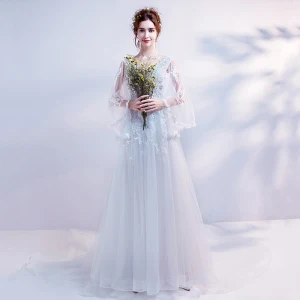 Remise Blanche Percé Robe De Mariée 2018 Princesse V Cou Manches Longues Dos Nu Appliques En Dentelle Paillettes Perlage Volants Chapel Train