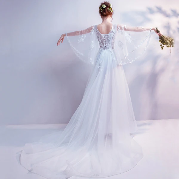 Rabatt Vita Pierced Bröllopsklänningar 2018 Prinsessa V-Hals Långärmad Halterneck Appliqués Spets Paljetter Beading Ruffle Chapel Train