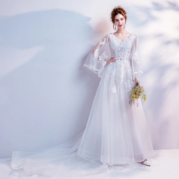 Rabatt Vita Pierced Bröllopsklänningar 2018 Prinsessa V-Hals Långärmad Halterneck Appliqués Spets Paljetter Beading Ruffle Chapel Train