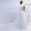 Rabatt Vita Pierced Bröllopsklänningar 2018 Prinsessa V-Hals Långärmad Halterneck Appliqués Spets Paljetter Beading Ruffle Chapel Train