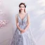 Chic / Belle Gris Robe De Soirée 2018 Empire V-Cou Sans Manches Étoile Appliques Perlage Longue Volants Dos Nu Robe De Ceremonie