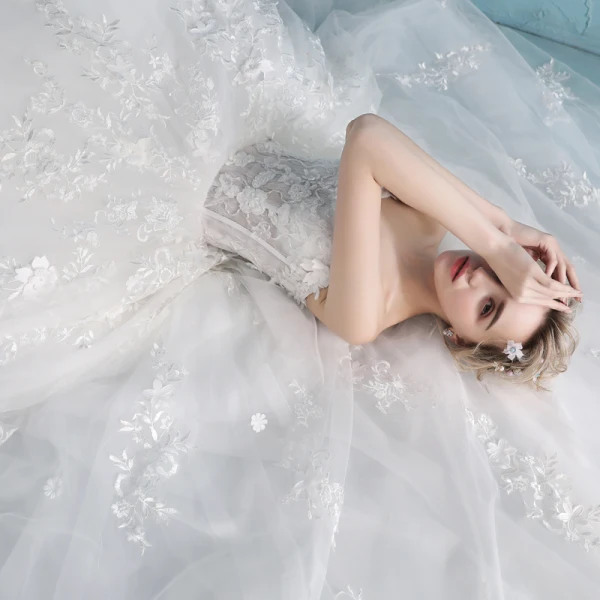 Fine Hvit Brudekjoler 2018 Prinsesse Kjæreste Korte Ermer Ryggløse Appliques Blonder Blomst Beading Perle Chapel Train Buste