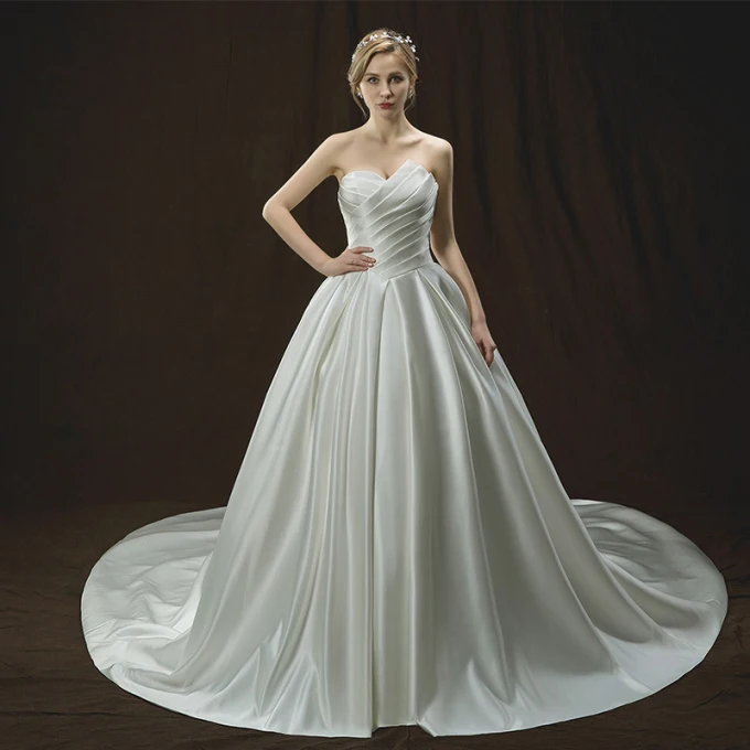 Enkel Elfenben Brudekjoler 2018 Prinsesse Fantastiske Unike Kjæreste Uten Ermer Ryggløse Cathedral Train Buste