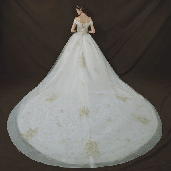 Bling Bling Ivoire Robe De Mariée 2018 Robe Boule De l'épaule Transparentes V-Cou Manches Courtes Dos Nu Glitter Étoile Appliques En Dentelle Perle Perlage Cathedral Train Volants